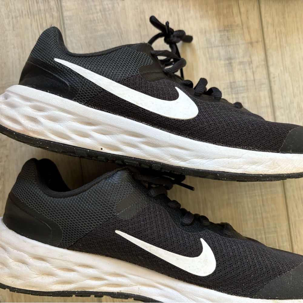 Kids Nike Revolution Jr. running sneakers size 4.5 Youth
Black and white